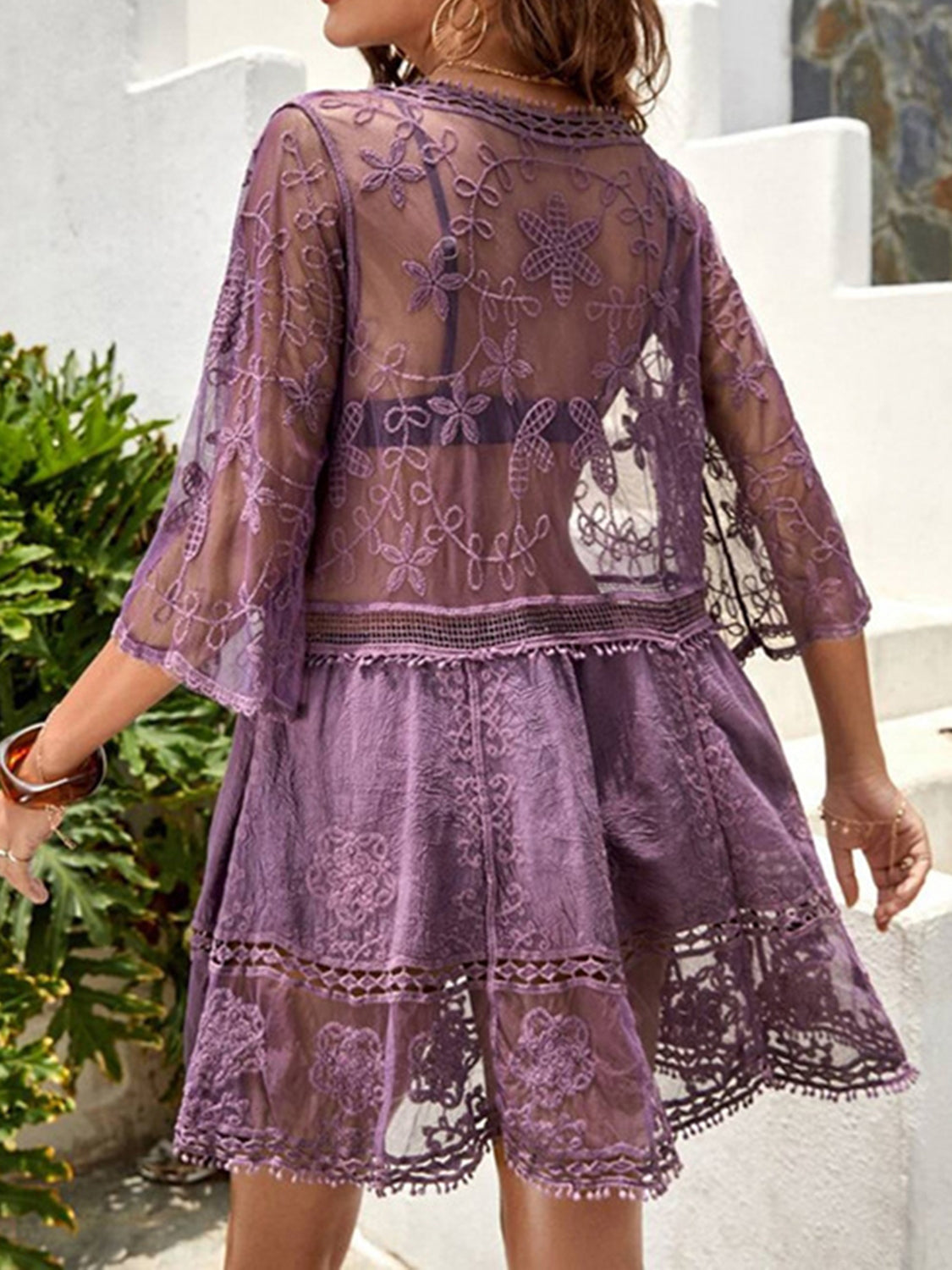 Überwurfkleid mit tiefem Ausschnitt und Spitzendetail